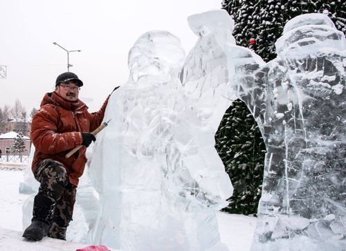 В Кызыле бесформенные глыбы превращаются в зимнюю сказку