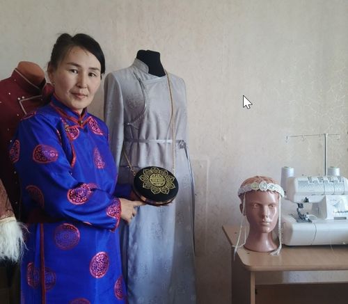 Жительница села Белдир-Арыга открыла мастерскую по пошиву национальной одежды, воспользовавшись соцконтрактом