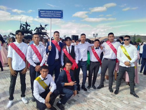 В Туве более 2000 выпускников школ проводили во взрослую жизнь