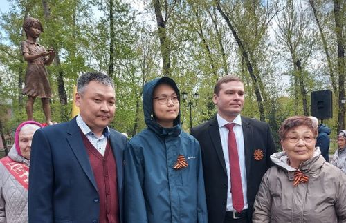 В Абакане в год 80-летия Великой Победы советского народа в Великой Отечественной войне открылся памятник художника-скульптора Шолбана Тарачи