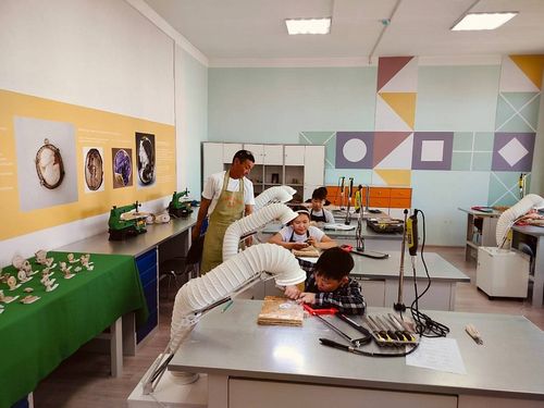 Тываның школалары төрээн чуртунуң айыыл чок чоруу болгаш технология кабинеттеринге дериг-херекселдерни алыр