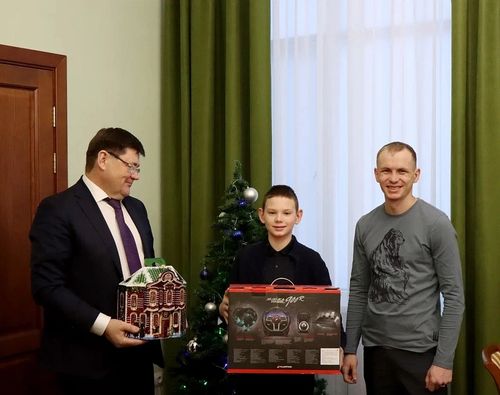 Ийи уруг Анатолий Серышевтен «Күзелдер Шивизи» акция-биле белектерни алган