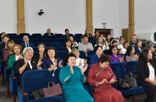 Глава Тувы поздравил учителей с профессиональным праздником