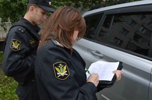 Приставы «вычисляют» автозадолжников по приложению