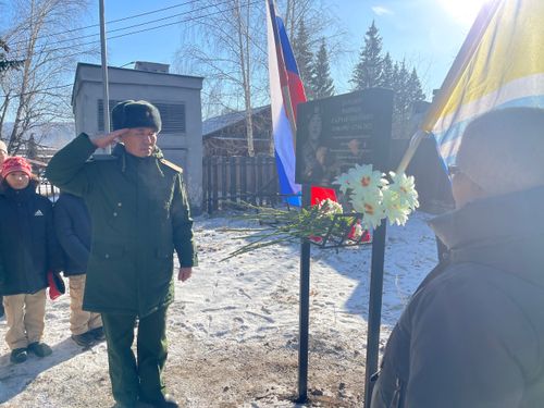 В Хову-Аксы открыли мемориальную доску в честь Дамдына Чанныка Салчак-ооловича