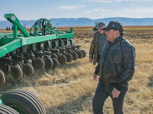В ходе рабочей поездки в Тандинский кожуун Глава Тувы посетил ряд хозяйств, занимающихся земледелием и животноводством