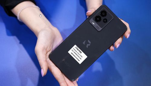 В России представили отечественный смартфон «Р-фон»