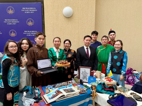 Студентов и преподавателей МГУ познакомили с культурой Тувы