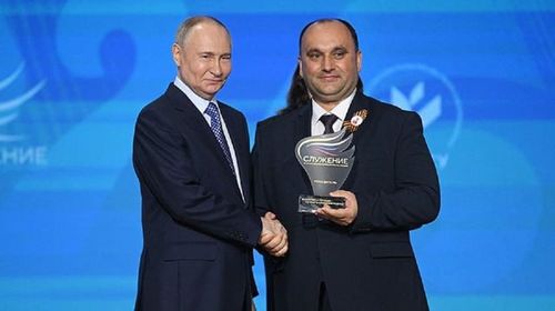 В. Путин в Наццентре «Россия» наградил победителя премии «Служение»