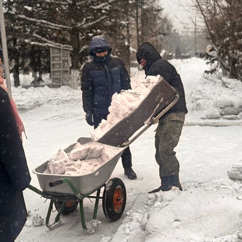 Активисты молодежного движения помогли Кызылскому дому-интернату