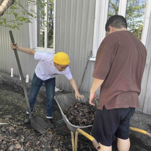 Волонтёры помыли окна в доме ветерана Великой Отечественной войны