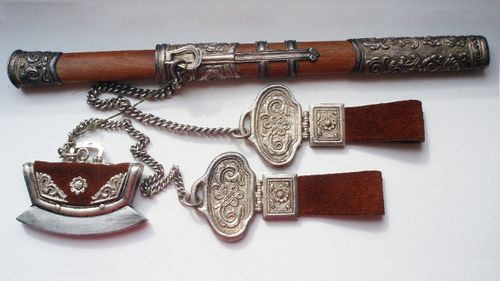 О символике ножа в тувинской культуре