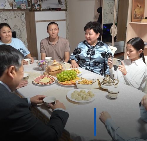 Глава Тувы Владислав Ховалыг побывал в гостях у многодетной семьи Бадан