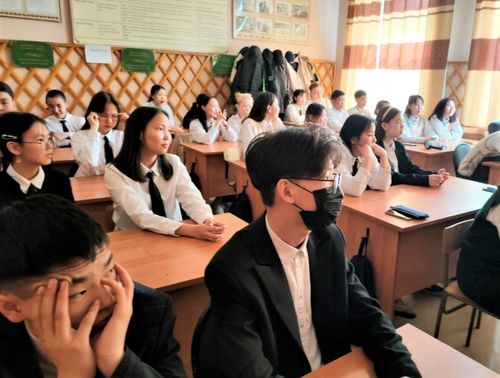 Школьникам Кызыла рассказали о становлении конституционного права в Туве
