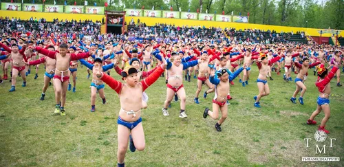 В Туве в честь Дня защиты детей проходит турнир по национальной борьбе хуреш среди детей и юношей