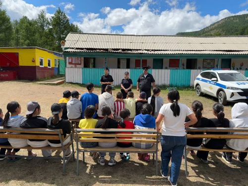 Инспекторы ГИБДД провели уроки безопасности для детей в оздоровительных лагерях