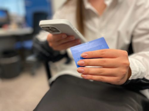 Сибиряки продолжают держать наличность дома в копилках и книгах