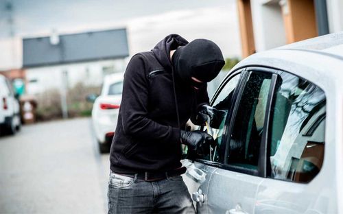 Юные собутыльники договорились угонять авто для работы в такси