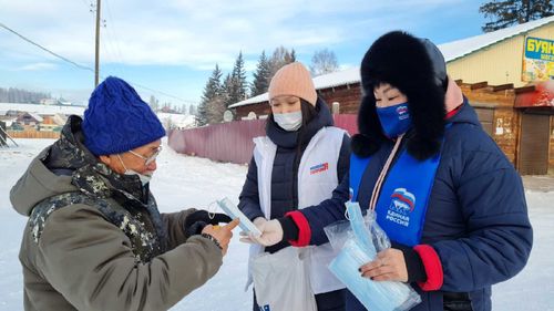 В Туве молодогвардейцы раздали маски и мандарины
