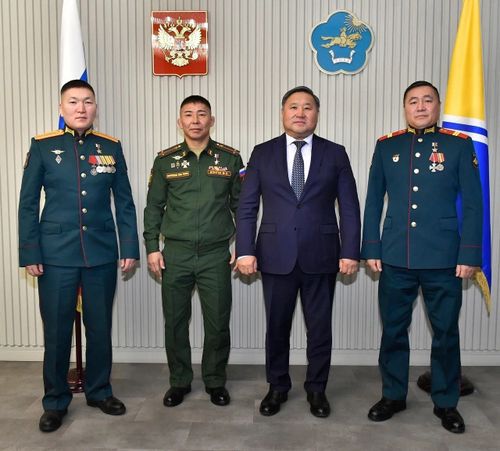 Глава Тувы встретился с Героями Российской Федерации перед Днем Героев Отечества