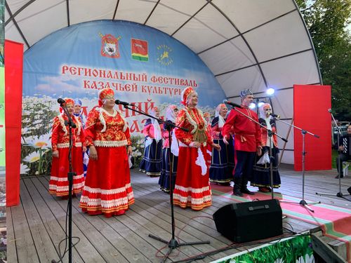 Народный ансамбль русской песни "Раздолье" в минувшую субботу принял участие в XIII региональном фестивале казачьей культуры