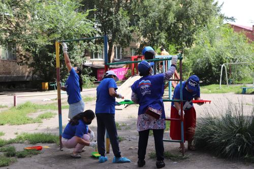 Партийный актив «Единой России» продолжает преображать столичные и районные дворовые площадки Тувы