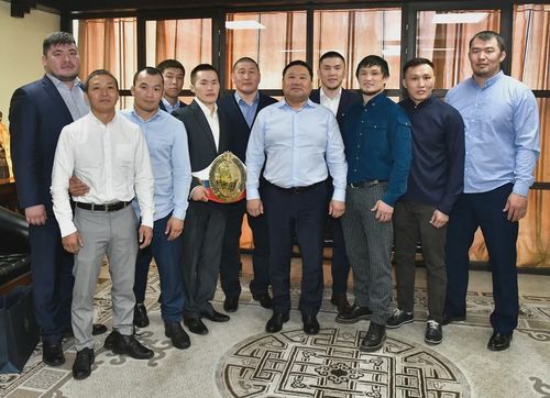 Глава Тувы Владислав Ховалыг встретился с именитыми бойцами-единоборцами