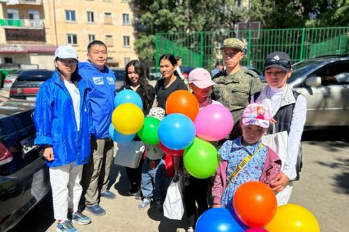 В Туве «Молодая Гвардия Единой России» поздравила с Днём защиты детей многодетную семью участника СВО