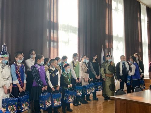 500 учеников Улуг-Хемского района получили сладкие подарки от депутата Госдумы Ларисы Шойгу