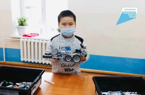 Юные инженеры Ак-Довурака встречают своего "лего - робота"