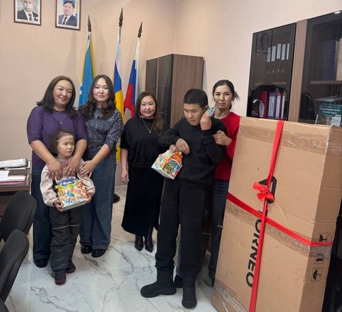 В рамках акции «Ёлка желаний» и.о. главного врача Центра гигиены исполнил мечты двух детей из Кызыла