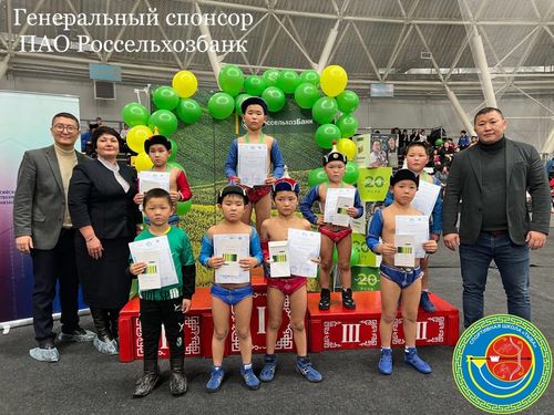 В Туве провели первенство по национальной борьбе хуреш среди детей