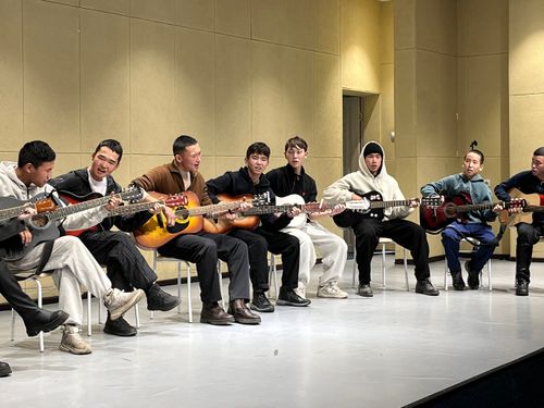 Гитарный вечер в Кызыле собрал более двухсот участников, сообщило в соцсетях минмолодежи Тувы – организатор события.