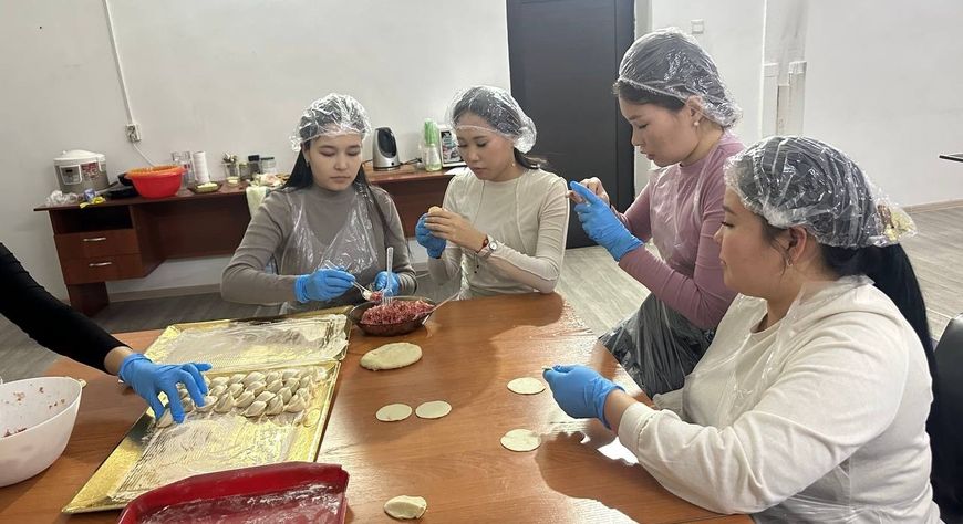 Студенты ТувГУ приготовили пельмени для детей к Шагаа