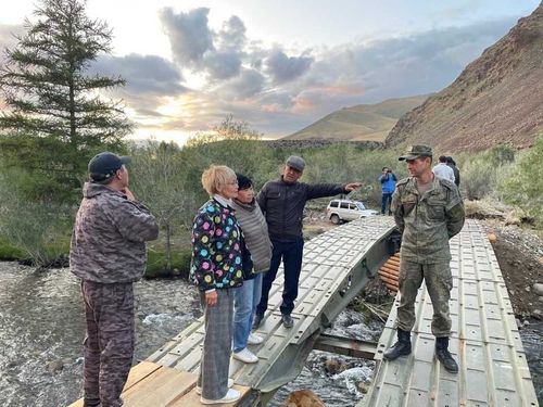 В Монгун-Тайге достраивают мост