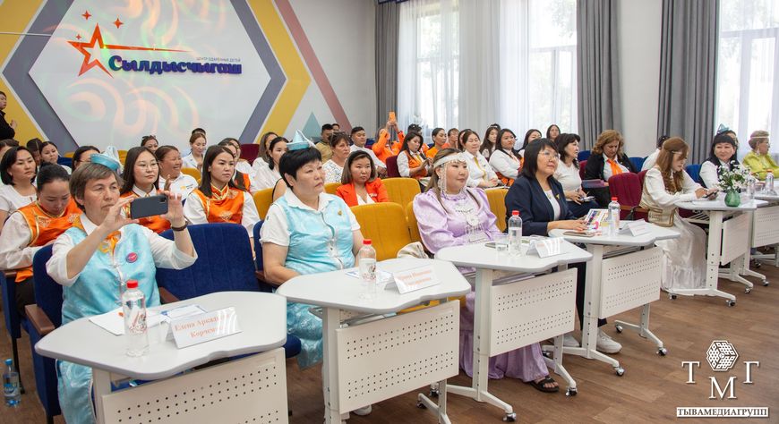 В Кызыле прошёл круглый стол на тему «Работа «Навигаторов детства» с родителями в рамках Года семьи в России»