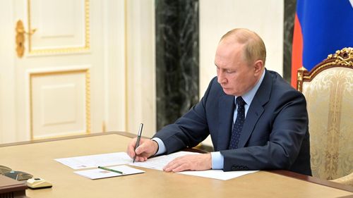 Путин подписал закон о праве членов семей бойцов СВО оформлять их прописку