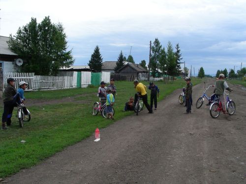 Ажы-төлдү чайын көдээге, суурга аппарып каарга, боттары-ла тывалай бээр