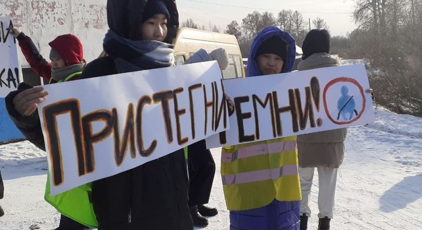 Госавтоинспекторы и школьники напомнили водителям о соблюдении правил перевозки детей