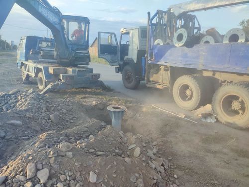 В городе Чадане устанавливают уличное освещение