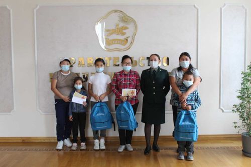 Первые лица Тувы помогли собраться в школу