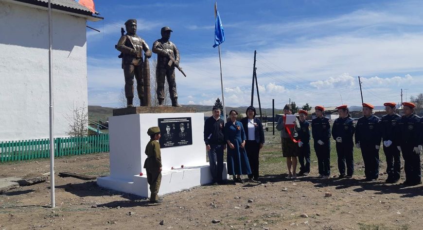 В селе Кара-Хаак открыли памятник двум героям-братьям, погибшим в зоне спецоперации