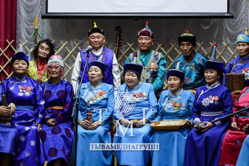 “Ыры-биле деңге базар...”