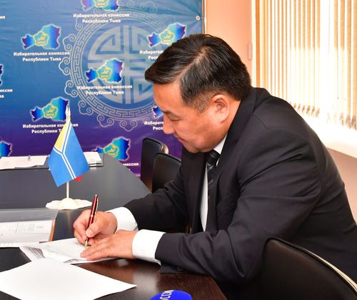 Врио главы Тувы Владислав Ховалыг подал документы для регистрации в качестве кандидата