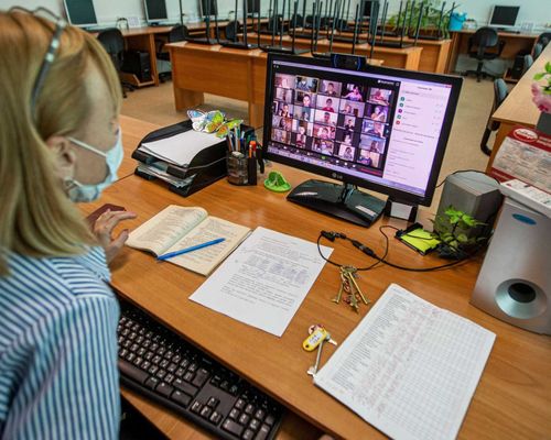 «Думайте сами, решайте сами». Родители примут решение переводить школьника на «удалёнку» или нет