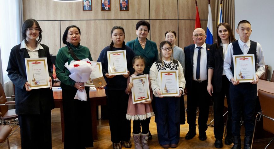 В Хурале Кызыла наградили победителей конкурсов рисунков и семейных фотографий