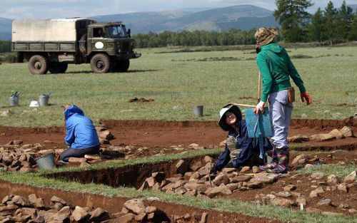 Археологи обследуют курганы у Хондергея