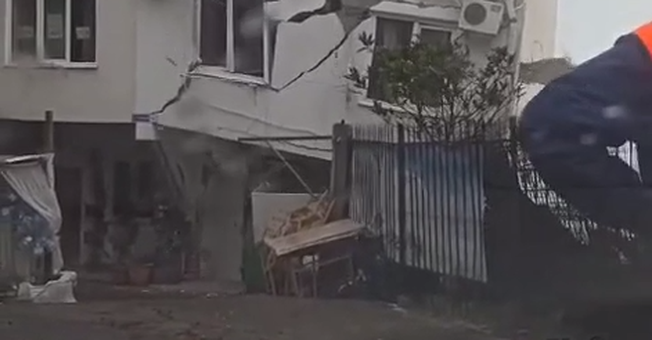 В Лоо рухнул трехэтажный дом