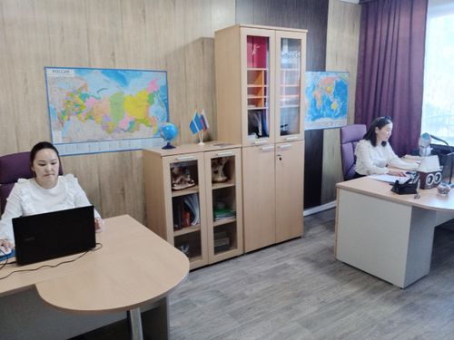 Хоойлу ёзугаар ажылдап эгелээн.