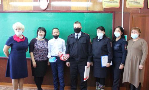 Полицейские Тувы юных героев не забывают